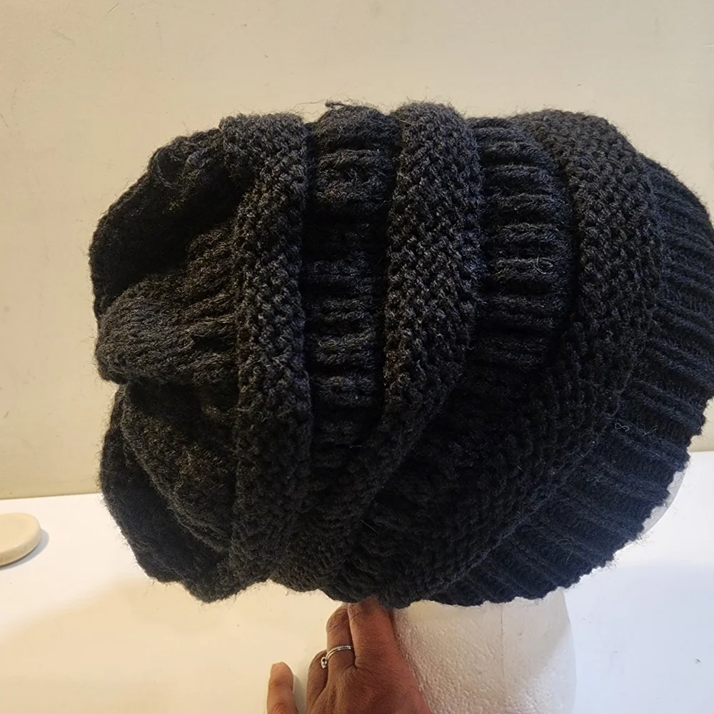 LOROME Black Knit Beanie